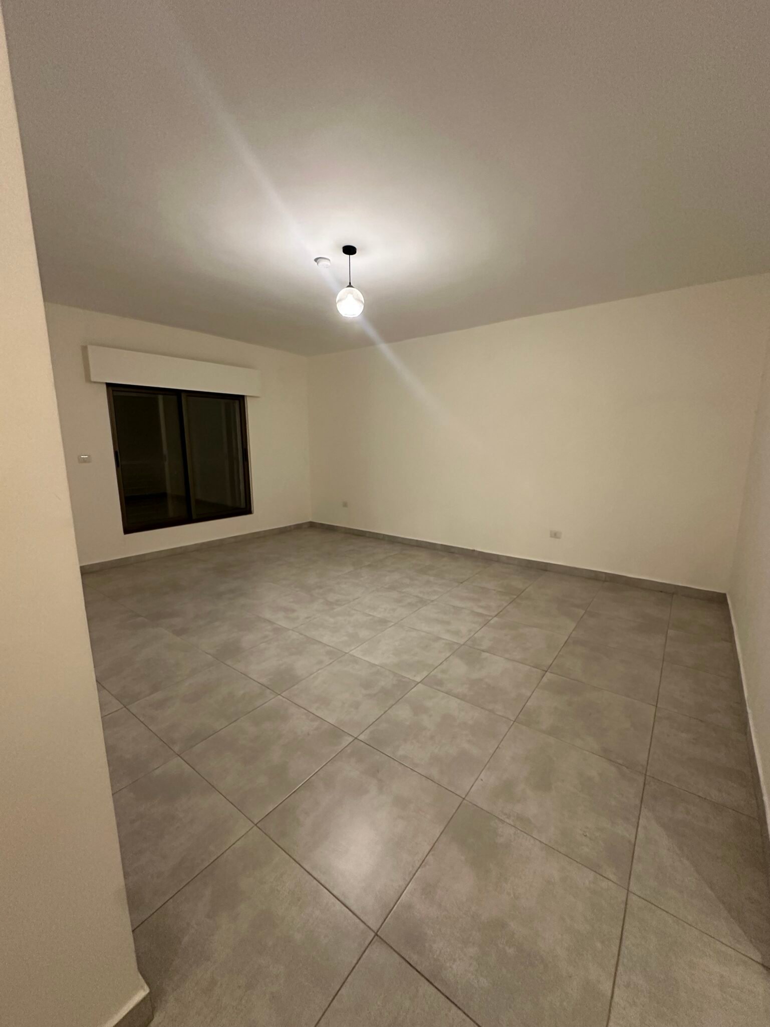 شقة فاخرة ومميزة جدا للبيع في أجمل مناطق عبدون ومقابل تاج مول