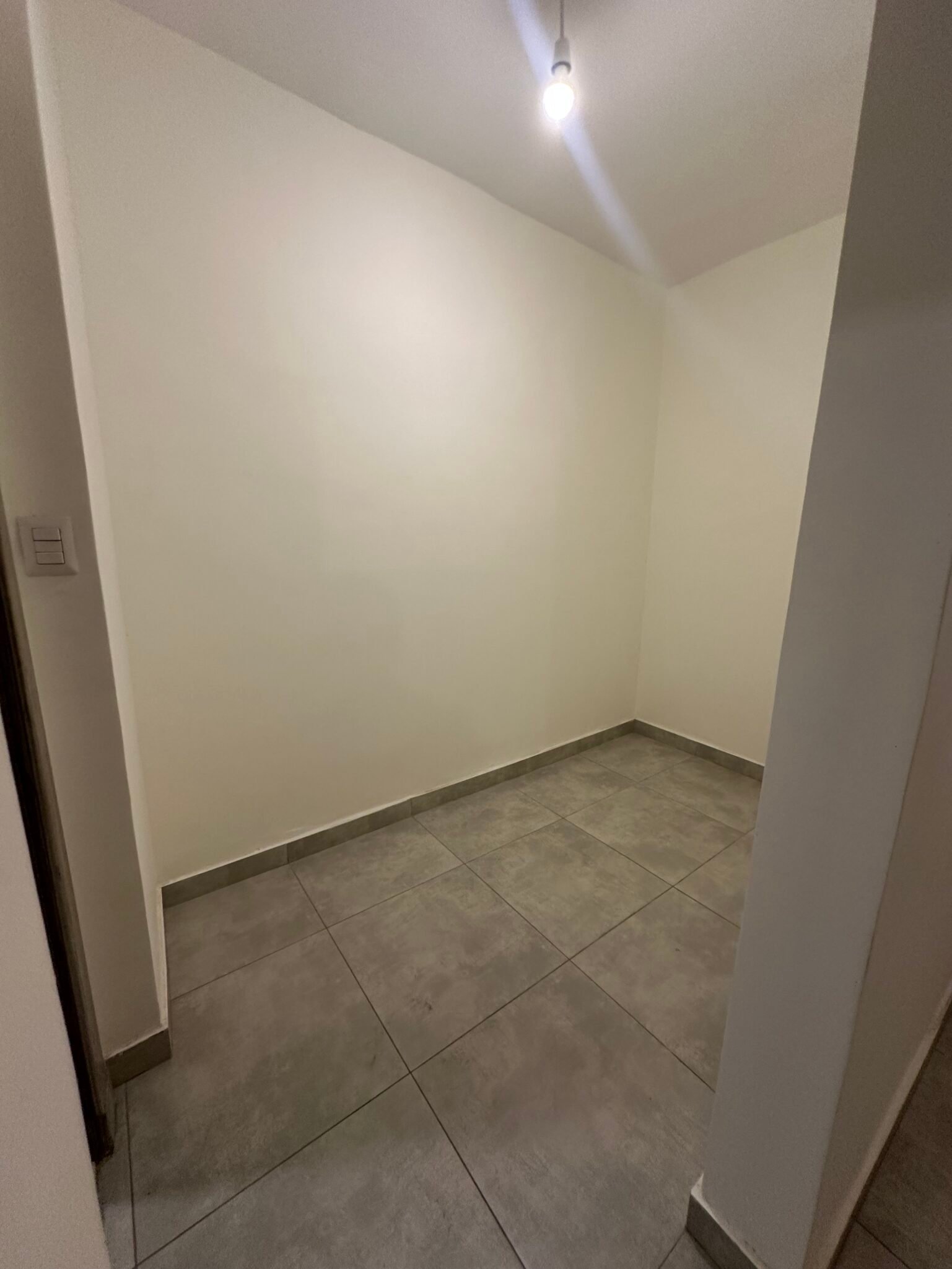 شقة فاخرة ومميزة جدا للبيع في أجمل مناطق عبدون ومقابل تاج مول