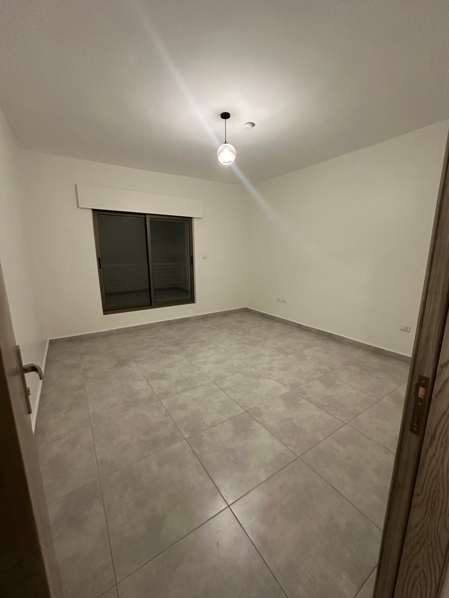 شقة فاخرة ومميزة جدا للبيع في أجمل مناطق عبدون ومقابل تاج مول