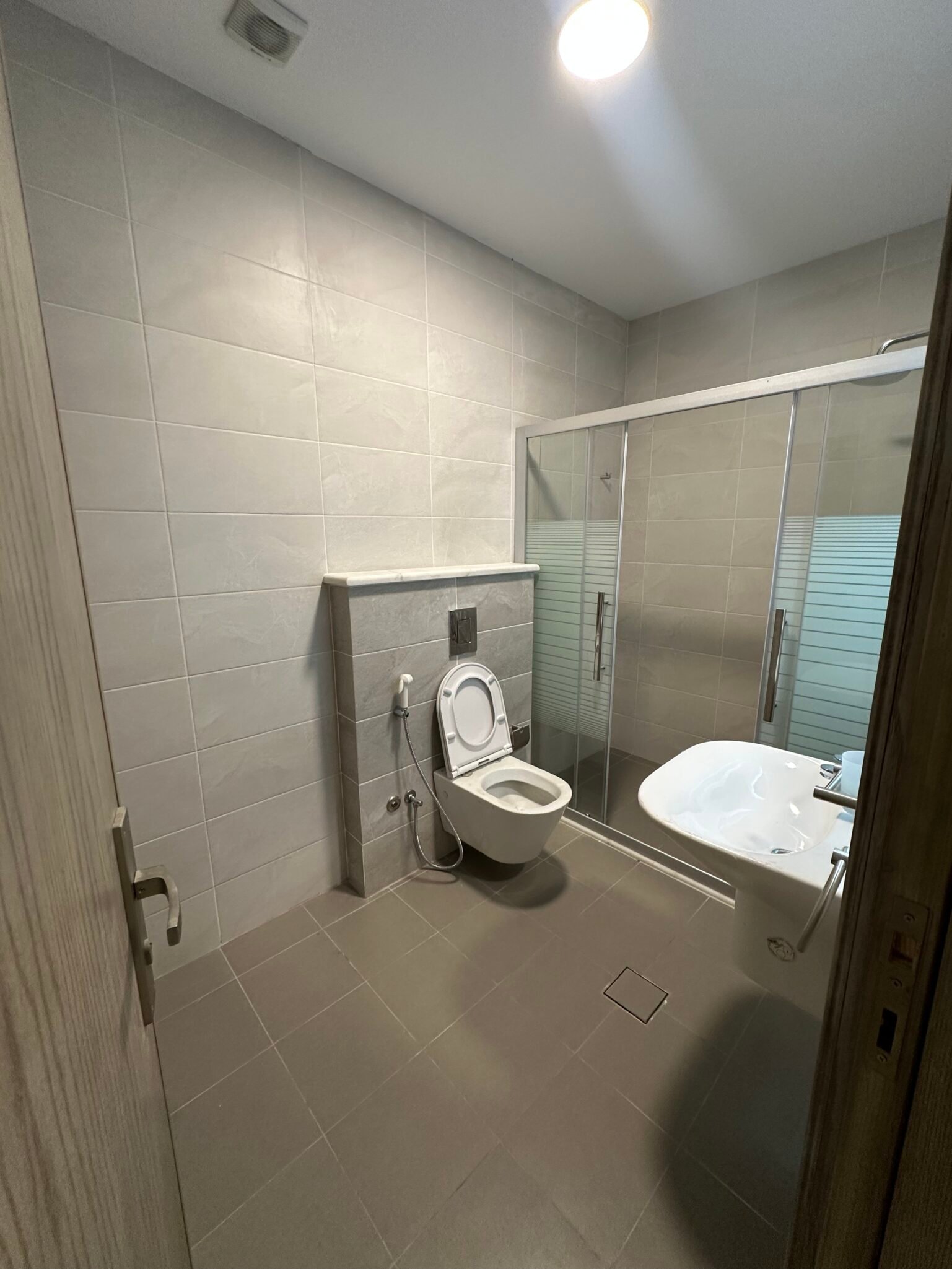 شقة فاخرة ومميزة جدا للبيع في أجمل مناطق عبدون ومقابل تاج مول