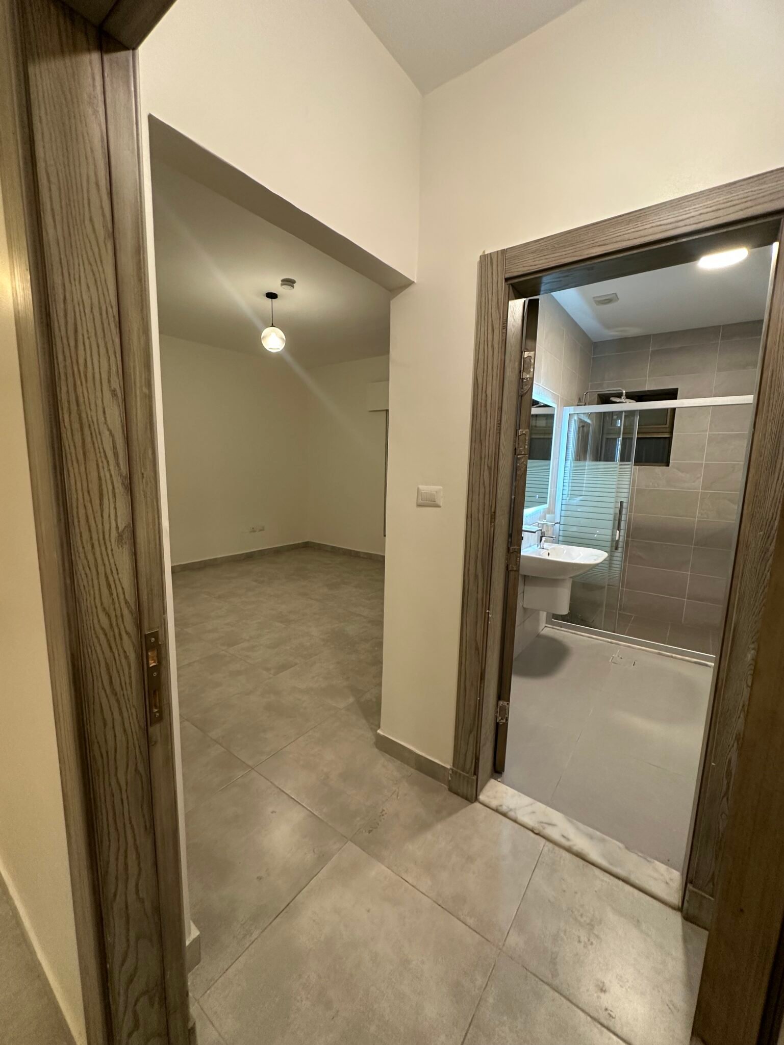 شقة فاخرة ومميزة جدا للبيع في أجمل مناطق عبدون ومقابل تاج مول