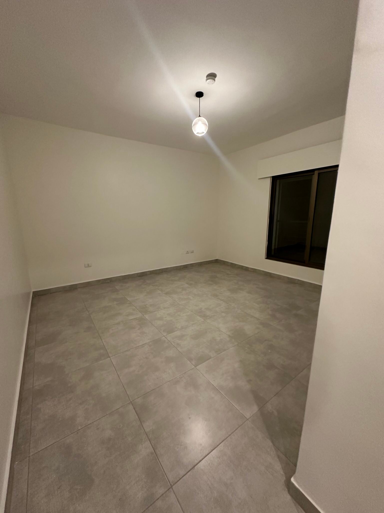 شقة فاخرة ومميزة جدا للبيع في أجمل مناطق عبدون ومقابل تاج مول