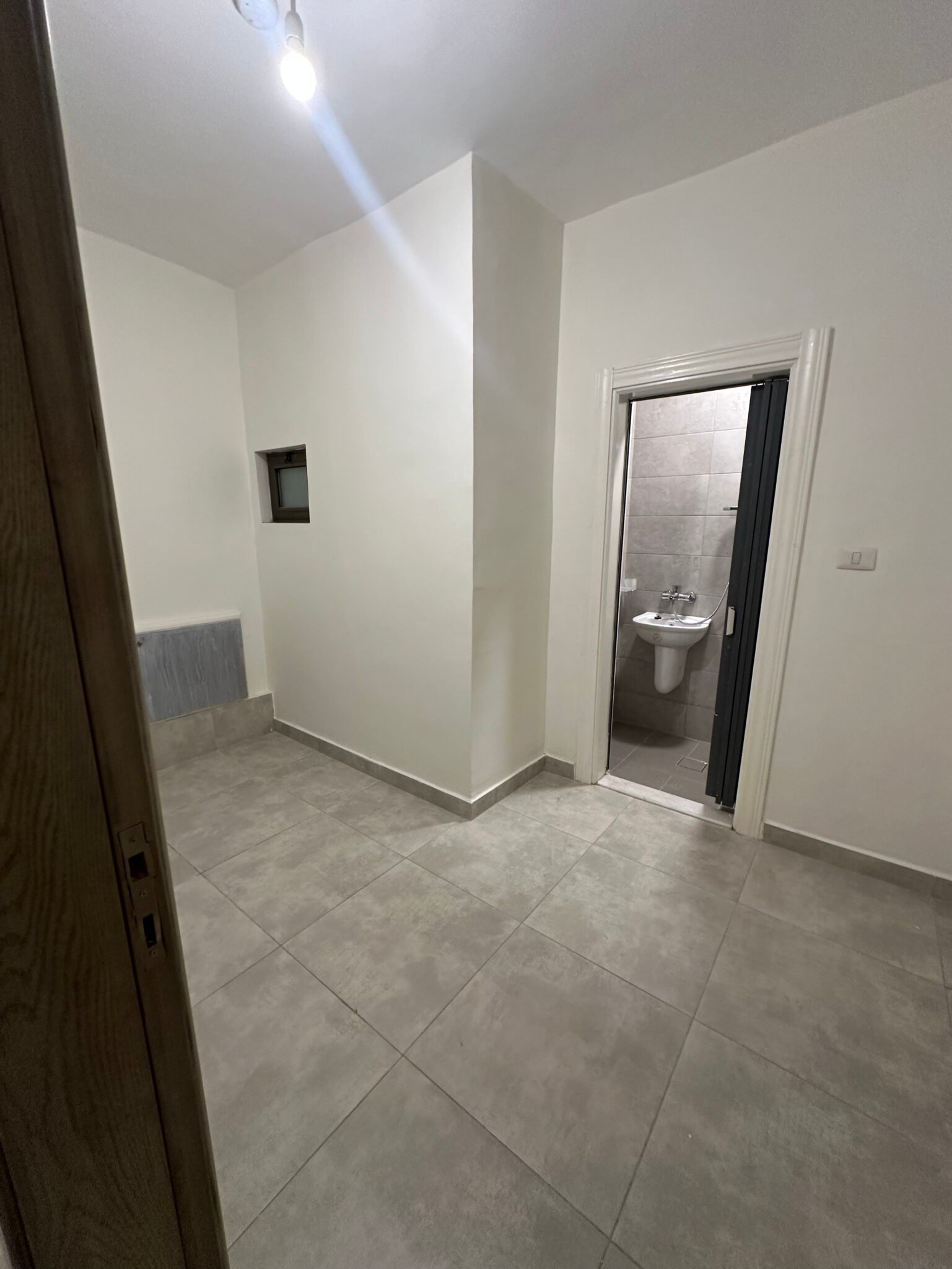 شقة فاخرة ومميزة جدا للبيع في أجمل مناطق عبدون ومقابل تاج مول