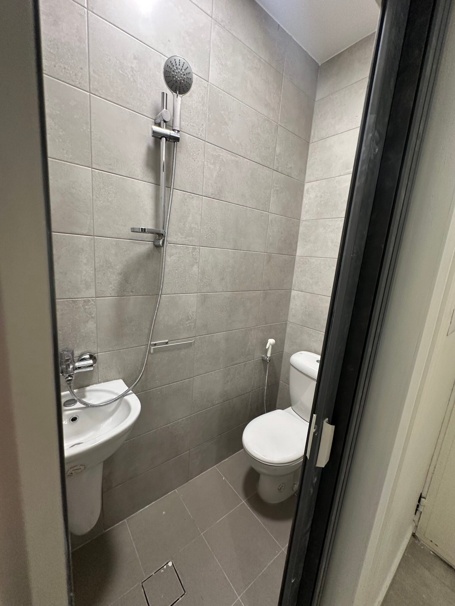 شقة فاخرة ومميزة جدا للبيع في أجمل مناطق عبدون ومقابل تاج مول