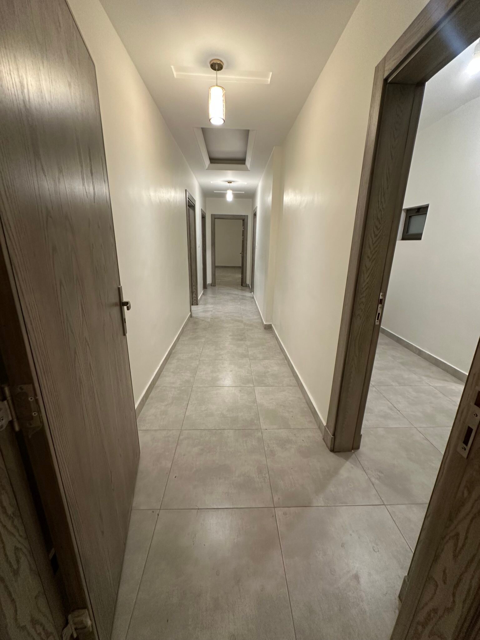 شقة فاخرة ومميزة جدا للبيع في أجمل مناطق عبدون ومقابل تاج مول