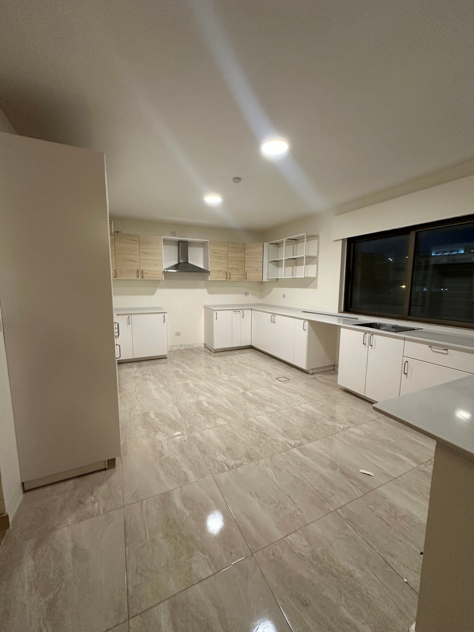 شقة فاخرة ومميزة جدا للبيع في أجمل مناطق عبدون ومقابل تاج مول