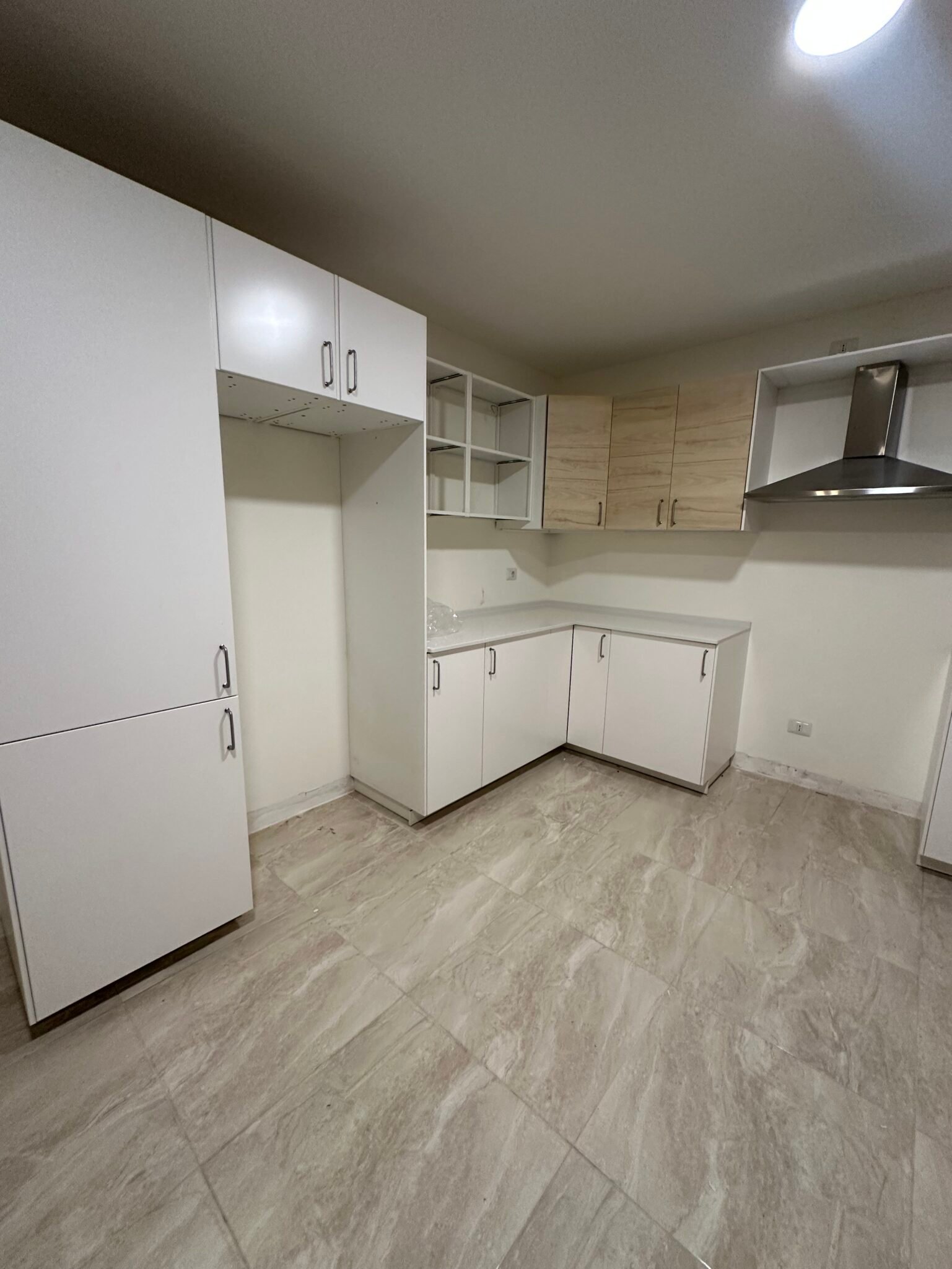 شقة فاخرة ومميزة جدا للبيع في أجمل مناطق عبدون ومقابل تاج مول