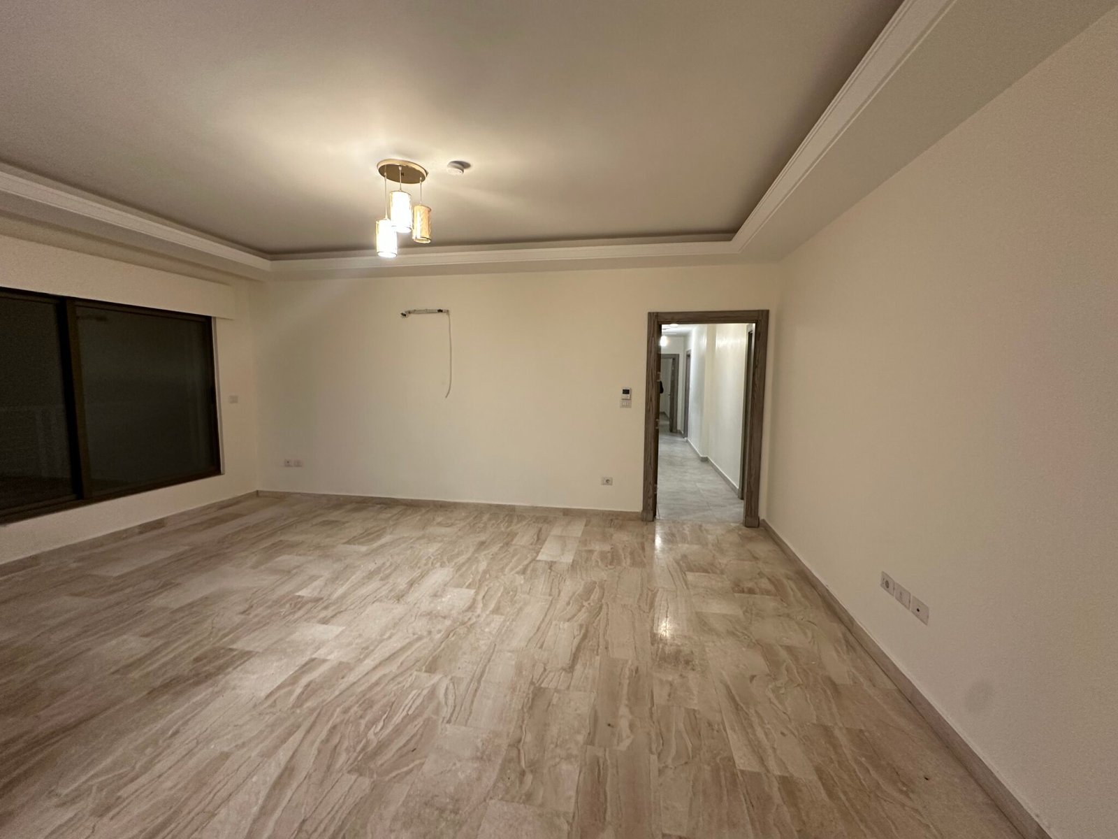 شقة فاخرة ومميزة جدا للبيع في أجمل مناطق عبدون ومقابل تاج مول