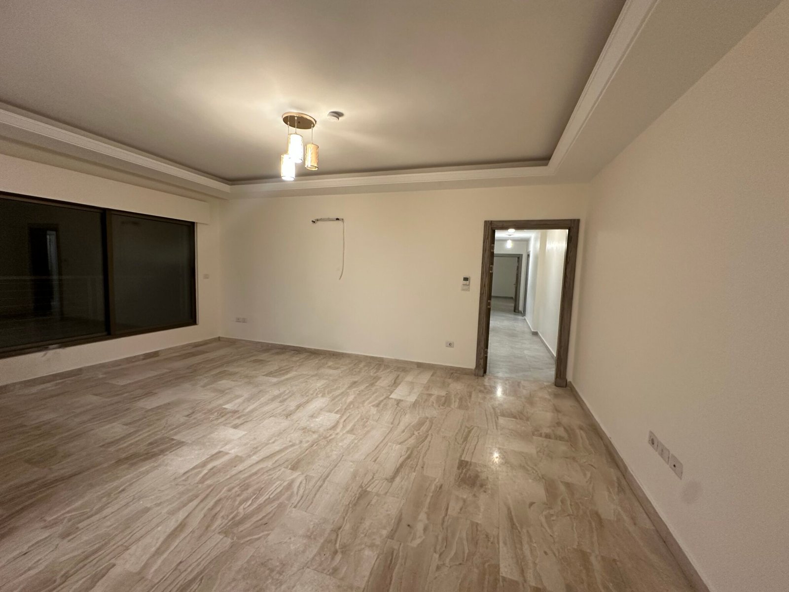 شقة فاخرة ومميزة جدا للبيع في أجمل مناطق عبدون ومقابل تاج مول