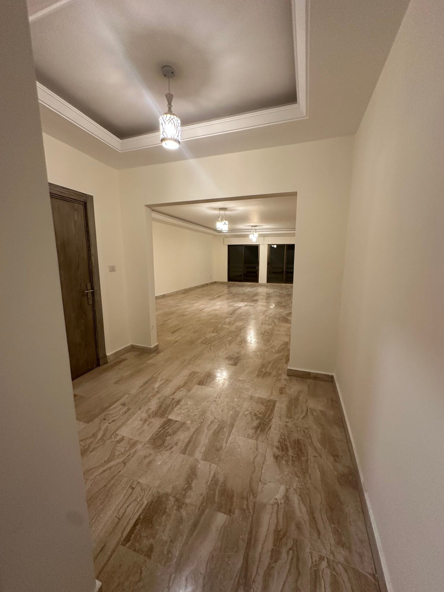 شقة فاخرة ومميزة جدا للبيع في أجمل مناطق عبدون ومقابل تاج مول