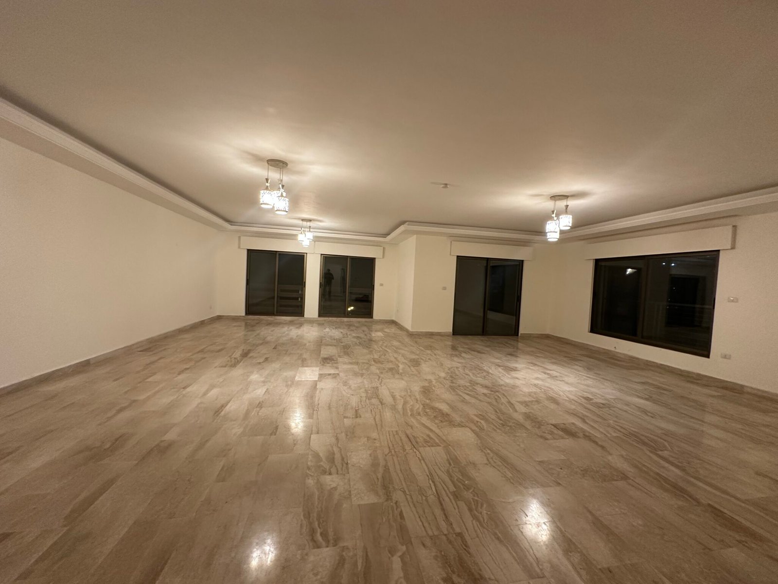 شقة فاخرة ومميزة جدا للبيع في أجمل مناطق عبدون ومقابل تاج مول