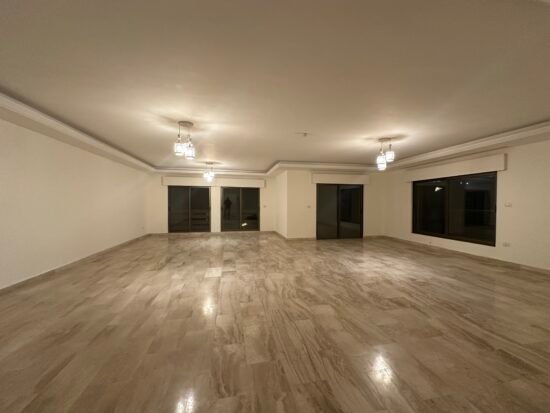 شقة فاخرة ومميزة جدا للبيع في أجمل مناطق عبدون ومقابل تاج مول