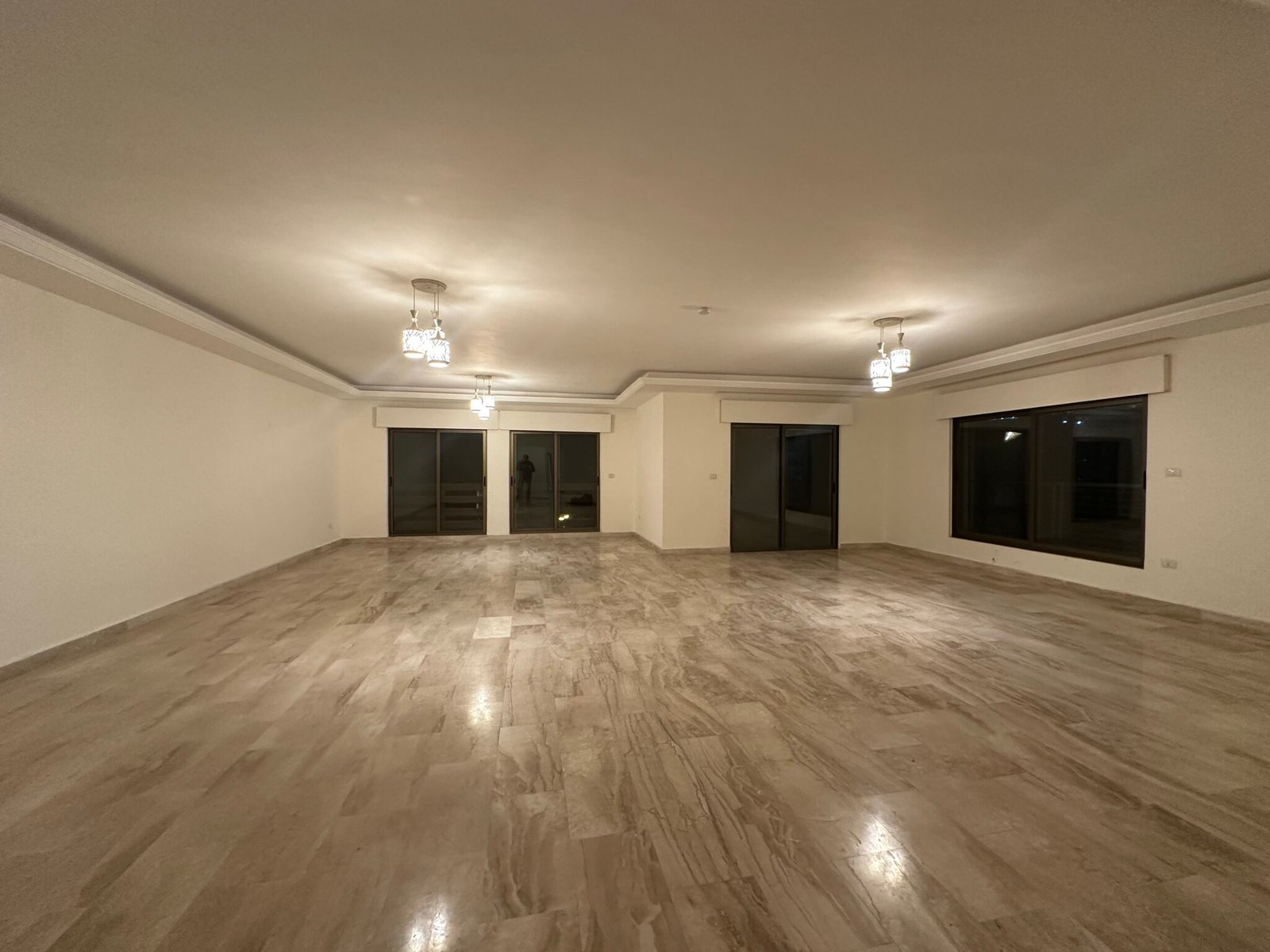 شقة فاخرة ومميزة جدا للبيع في أجمل مناطق عبدون ومقابل تاج مول