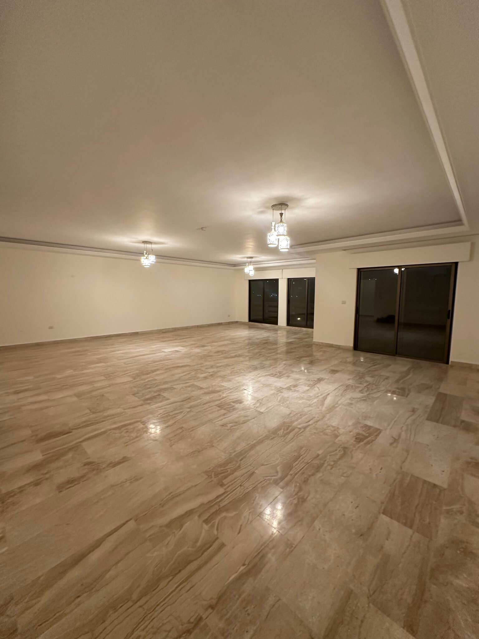 شقة فاخرة ومميزة جدا للبيع في أجمل مناطق عبدون ومقابل تاج مول