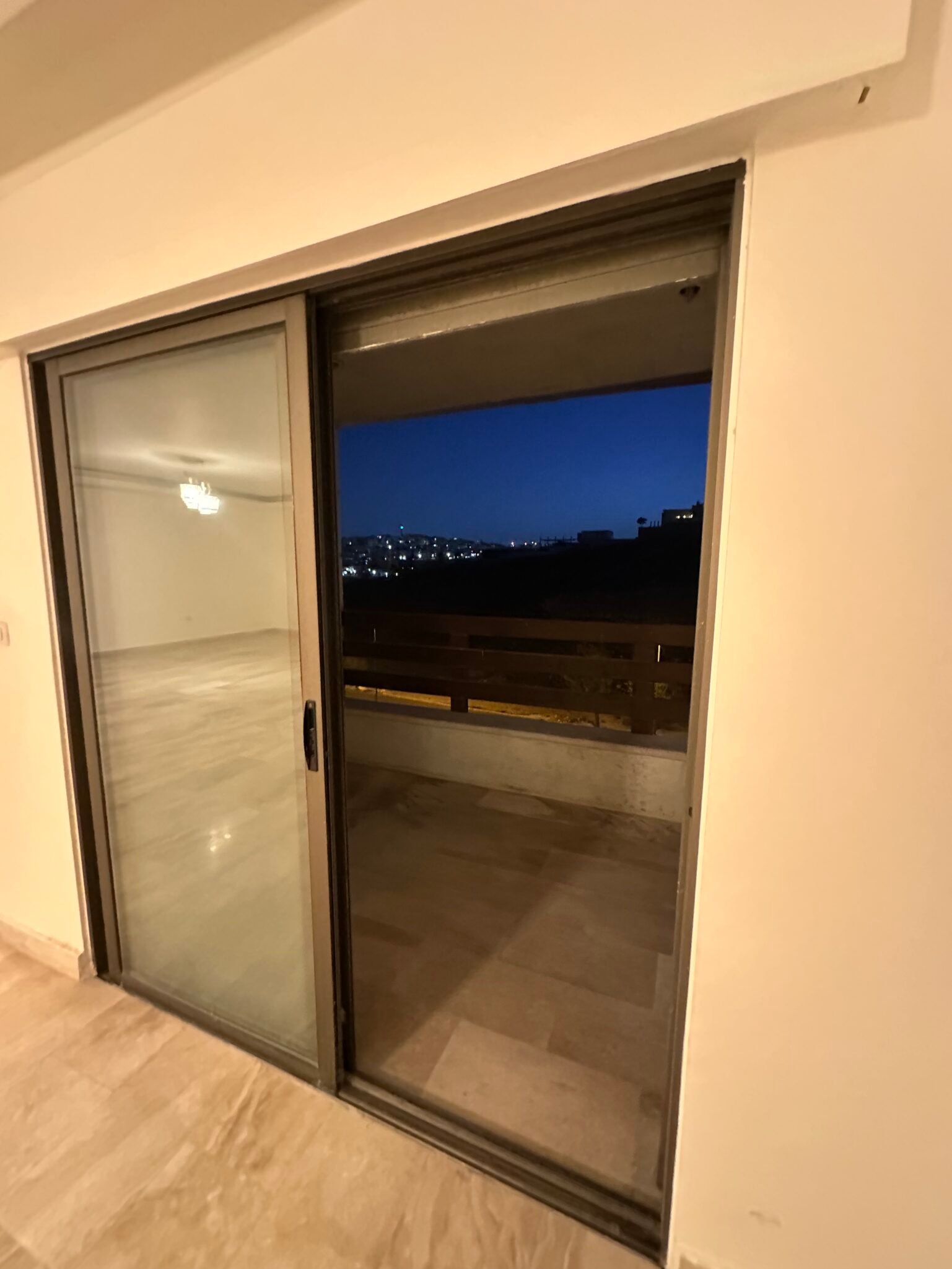 شقة فاخرة ومميزة جدا للبيع في أجمل مناطق عبدون ومقابل تاج مول